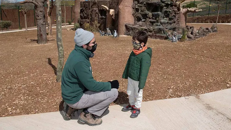 Un niño visita Sendaviva en la 19\ temporada desde su inauguración. SENDAVIVA
