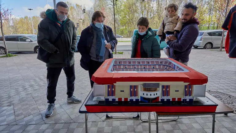 Maqueta del Estadio de El Sadar en el rastrillo rojillo de los domingos. IÑIGO ALZUGARAY