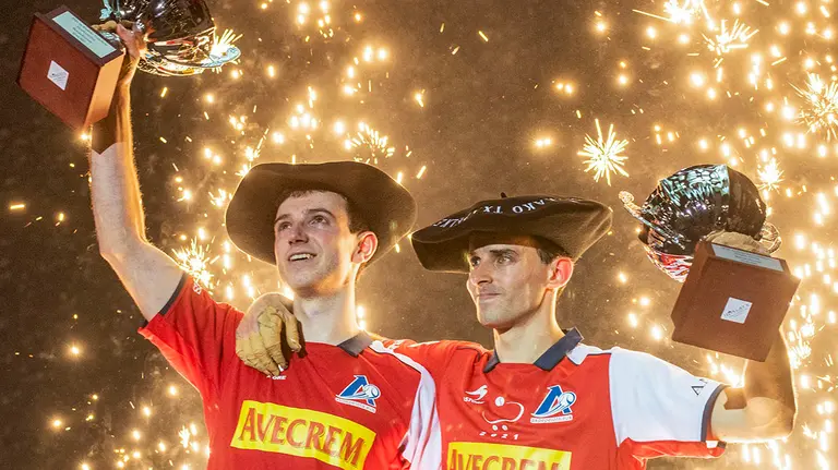 La pareja formada por Jokin Altuna (d) y Julen Martija (i) celebran el triunfo ante la pareja formada por Unai Laso y Ander Imaz tras la final del campeonato de parejas de Pelota Vasca que han disputado este domingo en el frontón Bizkaia de Bilbao. EFE/Javier Zorrilla