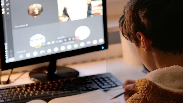 Un niño estudiando con un ordenador ARCHIVO