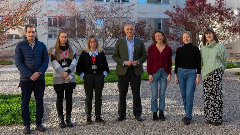Profesores y alumnas del grupo de voluntariado de enseñanza a refugiados. De izda. a dcha., Carmen Nagore, Eduardo Negueruela, Irati Araiz, Álvaro Sánchez-Ostiz, Ana Pestano, Izaro Díaz, Kateryna Dudko. UNAV