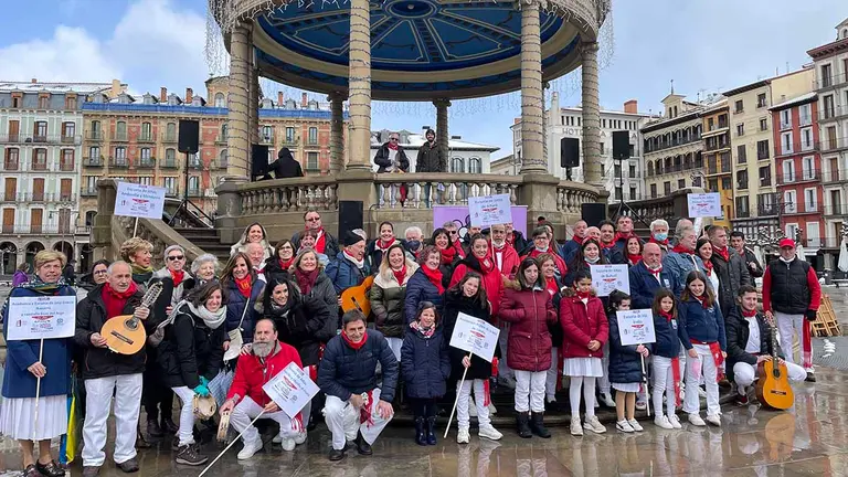 La jota por el Autismo suena entre el frío y la nieve en el Día Mundial del Autismo. ANA