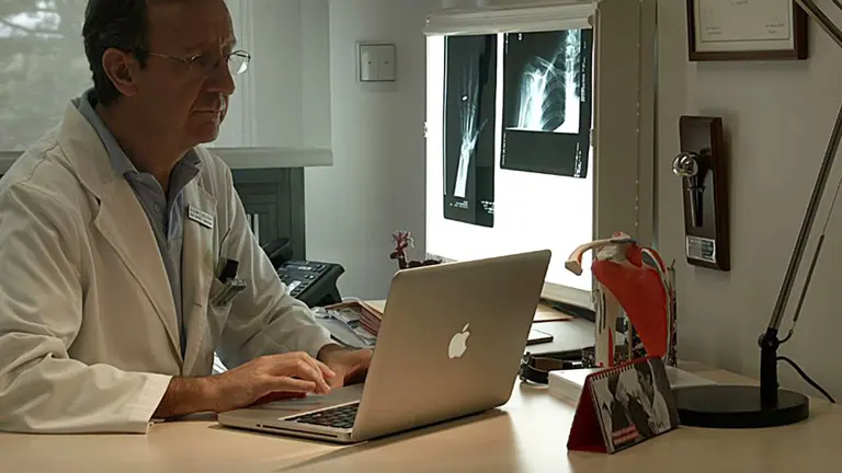 El doctor navarro Juan Bruguera, reelegido por la Sociedad Española de Hombro y Codo como delegado internacional. CEDIDA