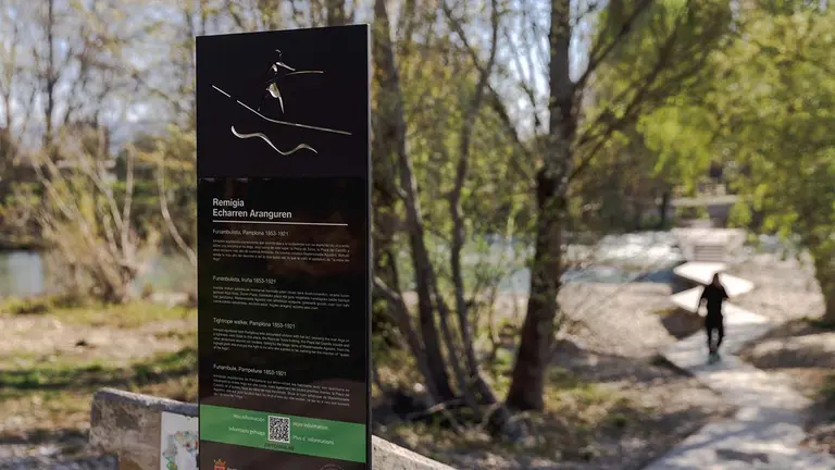 Tótem en homenaje a la funambulista pamplonesa Remigia Echarren Aranguren, conocida como 'La Reina del Arga'. AYUNTAMIENTO DE PAMPLONA