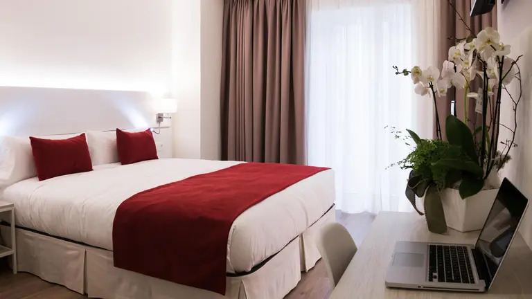 Hbaitación con cama extragrande y balcón del Hotel Pompaelo Urban Spa. Foto: Hotel Pompaelo Urban Spa.