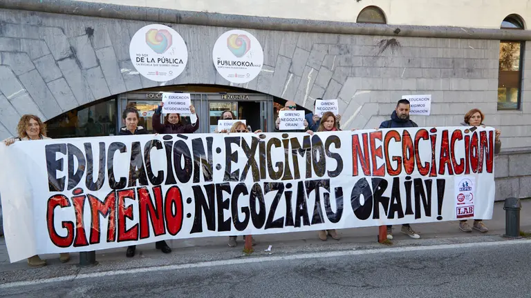 Los sindicatos SEPNA, UGT y LAB de la enseñanza concertada organizan una concentración para pedir que tanto el Departamento de Educación como las patronales del sector les convoquen a negociar el acuerdo del sector. IÑIGO ALZUGARAY