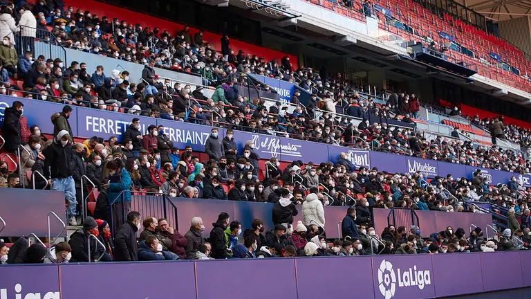 La grada de Osasuna durante el último amistoso ante el Alavés en El Sadar. ALZUGARAY