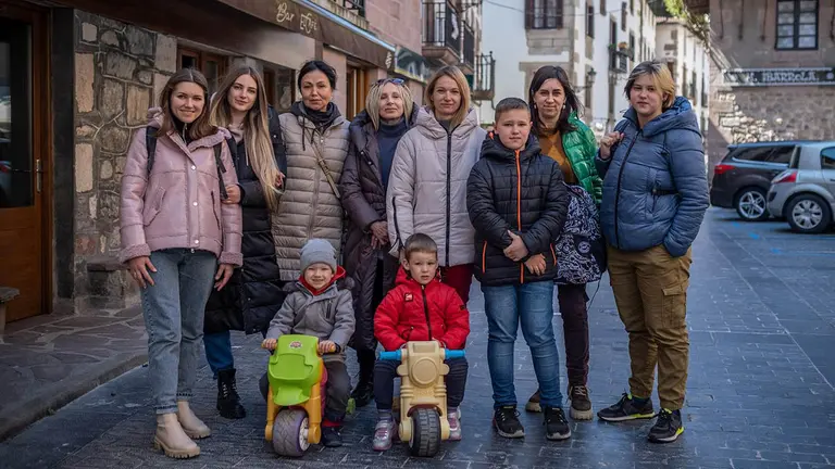 Tatiana, Inna, Mariana, Marta, Galina y sus hijos en Santesteban tras huir de la guerra y las bombas en Jarkov (Ucrania). GOBIERNO DE NAVARRA