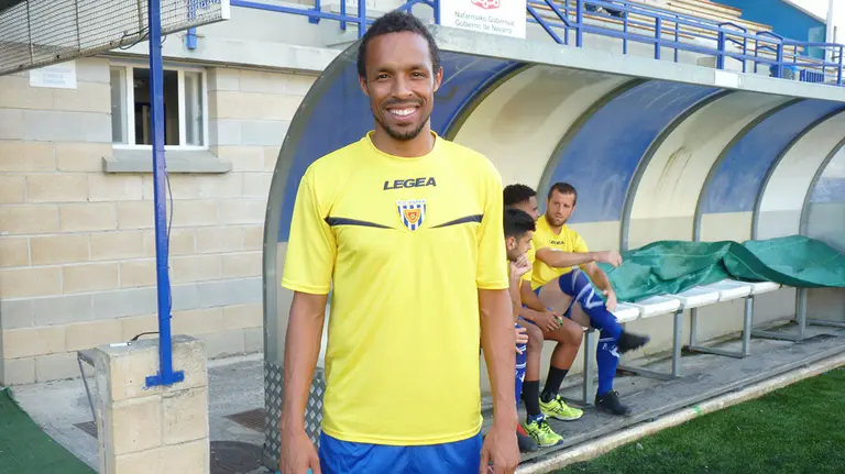 Valdo con la camiseta del CD Izarra en Estella. Navarra.com