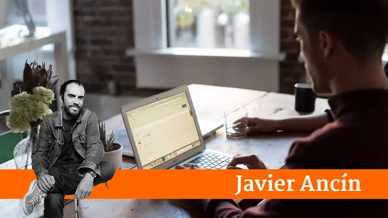 Montaje con el cintillo de Javier Ancín y una imagen de archivo de un hombre escribiendo en un ordenador.