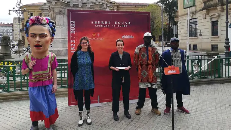Garbiñe Bueno, concejala de EH Bildu en el Ayuntamiento de Pamplona, y Bel Pozueta, diputada de la coalición en el Congreso (centro) en la presentación de los actos por el Aberri Eguna 2022. - EUROPA PRESS