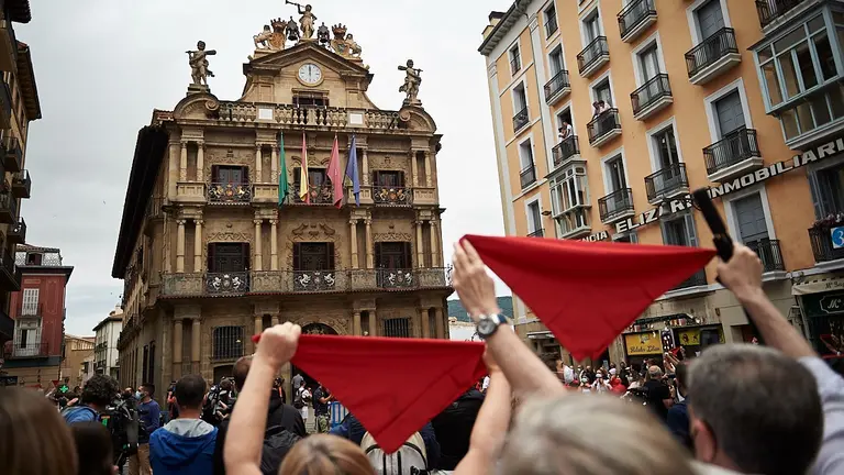 Chupinazo en la Plaza Consistorial, imprescindible que ver en Pamplona. Foto: archivo.