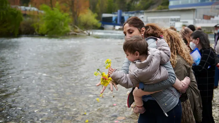 Las Entidades Gitanas de Navarra celebran la Ceremonia del Río, con motivo del Día Internacional del Pueblo Gitano. PABLO LASAOSA