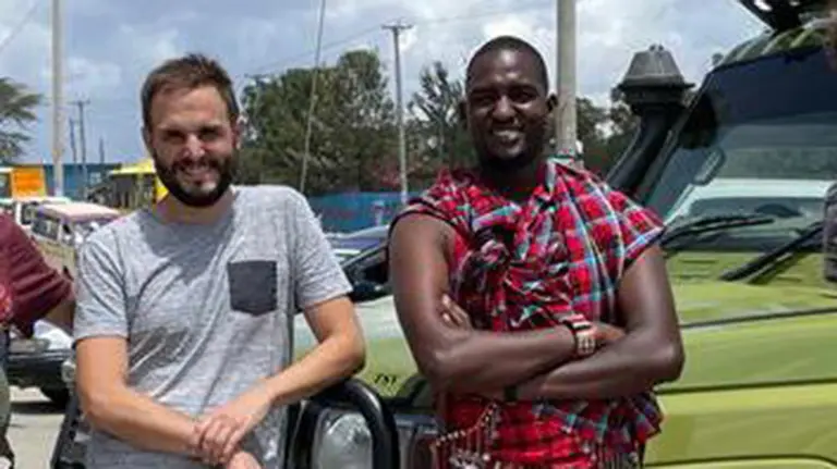 Borja, el creador del vídeo viral, junto con Dennis - CEDIDA