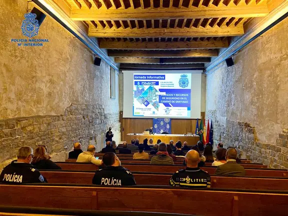 Jornada informativa sobre recursos de seguridad que la Policía Nacional
pone a disposición de los diferentes estamentos que tratan con peregrinos en el día a día. POLICÍA NACIONAL