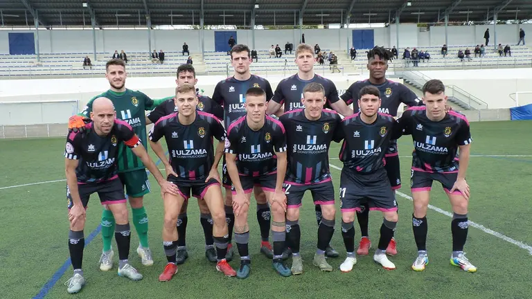 Equipo titular del Cirbonero en el estadio Chantrea. Navarra.com