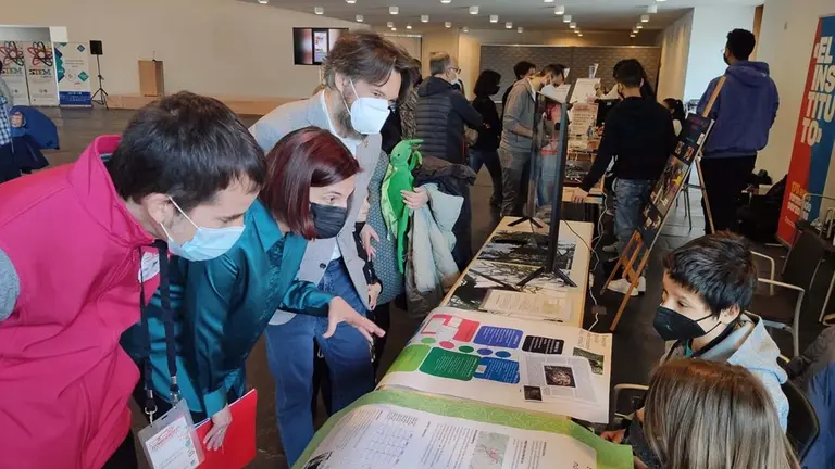 La directora general de Innovación, Agurtzane Martínez, conversa con los integrantes de uno de los grupos que participan en la Feria Tecnociencia. - GOBIERNO DE NAVARRA