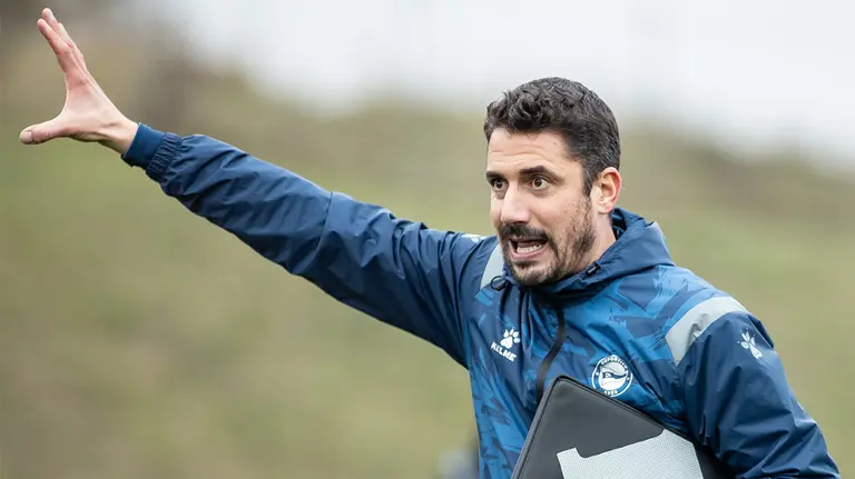 El entrenador Julio Velázquez en un entrenamiento con el @Alaves