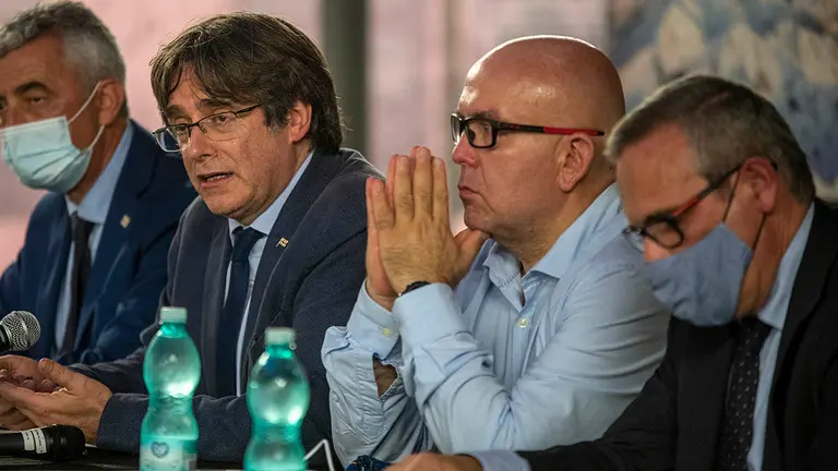 El expresidente de la Generalitat Carles Puigdemont, su abogado, Gonzalo Boye, y el jefe de la Oficina de Carles Puigdemont, Josep Lluís Alay, en una rueda de prensa a 25 de septiembre de 2021, en L’Alguer, Cerdeña (Italia). El expresidente de la Generalitat Carles Puigdemont ofrece esta rueda de prensa tras encontrarse esta tarde con el actual presidente catalán. Puigdemont ha mantenido su agenda de este sábado un día después de salir de la prisión, y está citado el 4 de octubre por las autoridades judiciales italianas para la primera vista sobre su extradición.
Lorena Sopêna / Europa Press
(Foto de ARCHIVO)
25/9/2021
