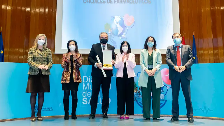 Los farmacéuticos reciben la gran cruz de la orden civil de sanidad por
el “ciudado de la ciudadanía durante la crisis sanitaria”. CEDIDA