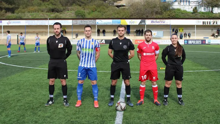 Trio arbitral y capitanes del Izarra y Ardoi en Estella. @CD_Izarra.