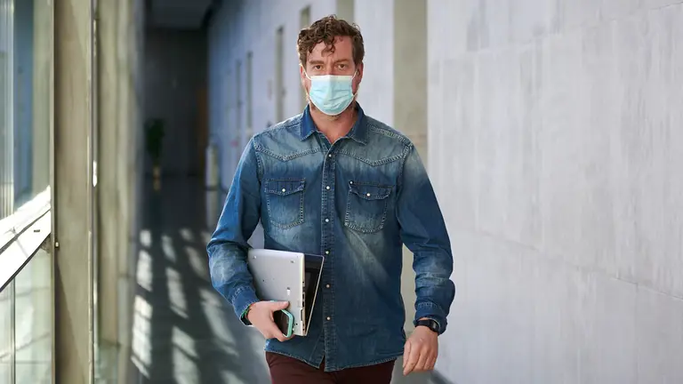 El parlamentario de EH Bildu, Maiorga Ramírez, en su llegada a la mesa y junta de Portavoces. PABLO LASAOSA