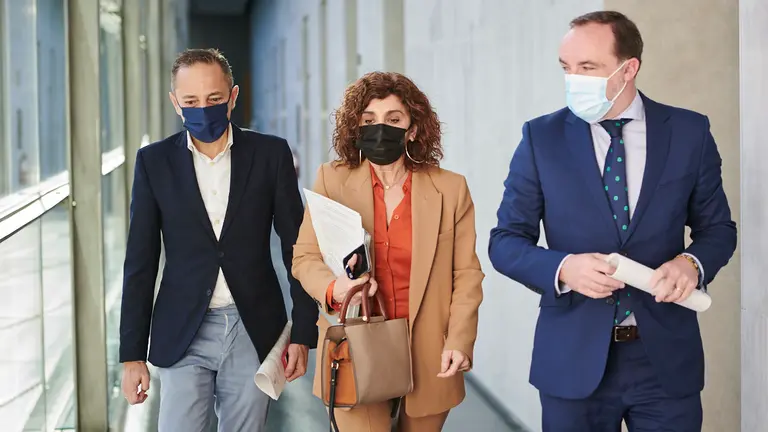 Juan Luis Sánchez de Muniain, Yolanda Ibáñez y Javier Esparza, de Navarra Suma, en su llegada a la mesa y junta de Portavoces. PABLO LASAOSA