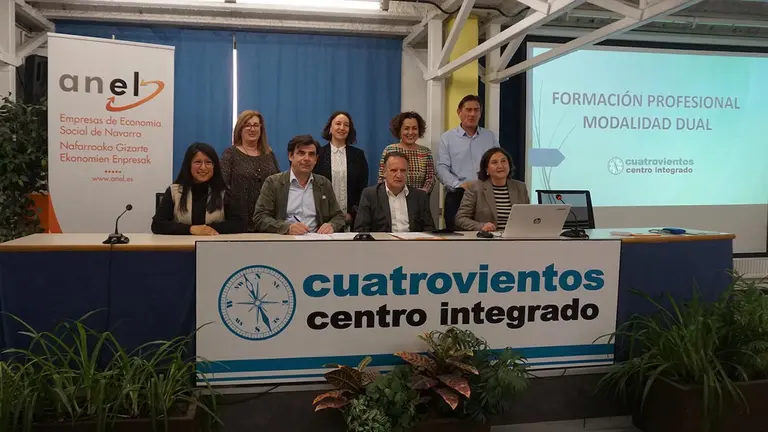 Foto de grupo de la firma del convenio  de colaboración entre ANEL y el departamento de Educación. CEDIDA