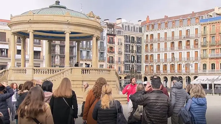 11/04/2022 Imagen de una visita guiada.

El Ayuntamiento de Pamplona y la Oficina de Turismo de la capital navarra, en colaboración con entidades públicas y privadas, han preparado para esta Semana Santa un "variado" catálogo de actividades como visitas guiadas, juegos al aire libre, deporte o catas que permitirán, desde diferentes puntos de vista, "redescubrir los principales atractivos de la ciudad desde el ocio".

SOCIEDAD 
AYUNTAMIENTO DE PAMPLONA
