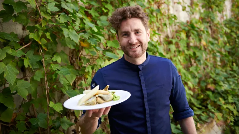 Leandro Gil, con un plato de verdura, durante la presentación. PABLO LASAOSA