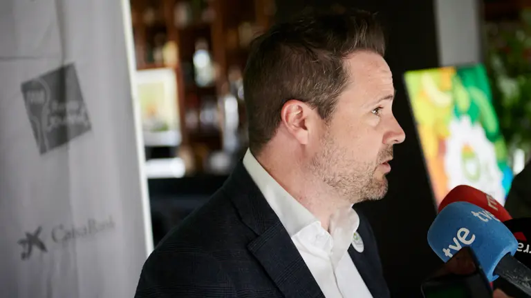 Alejandro Toquero, alcalde de Tudela, y Rafael Remírez de Ganuza, presidente de la Orden del Volatín presentan la XXVIII Fiestas de la Verdura de Tudela y la Ribera del Ebro. PABLO LASAOSA