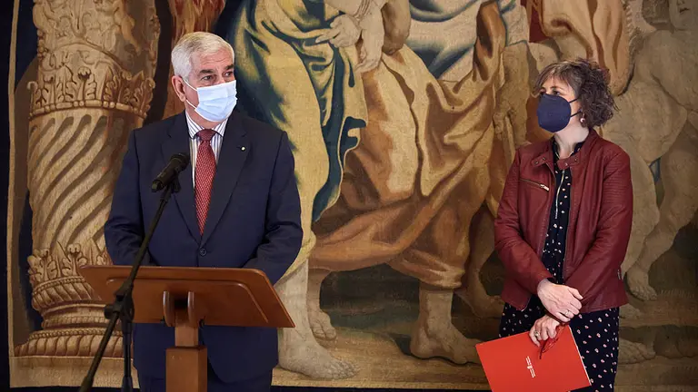 Alejandro Klécker y Rebeca Esnaola. De fondo uno de los tapices del Palacio de Navarra que ahora se exhiben en el Archivo y cuyo boceto es de Rubens. CEDIDA