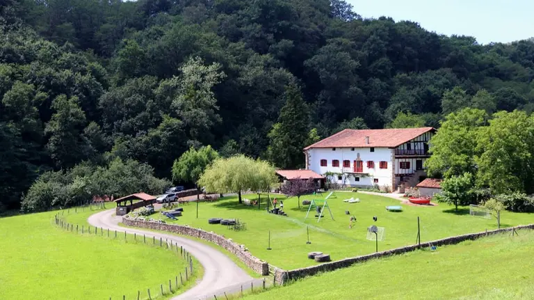 Exterior del caserío rural Iratxeko-Berea en Navarra. Foto: Escapada Rural.