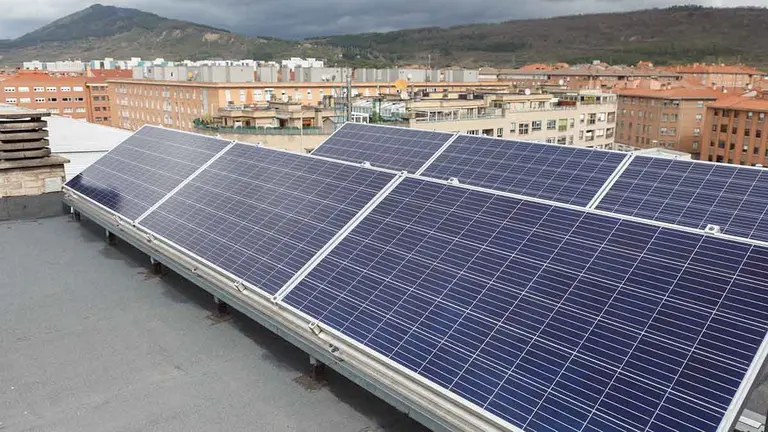 Placas solares en un edificio de Burlada. GOBIERNO DE NAVARRA