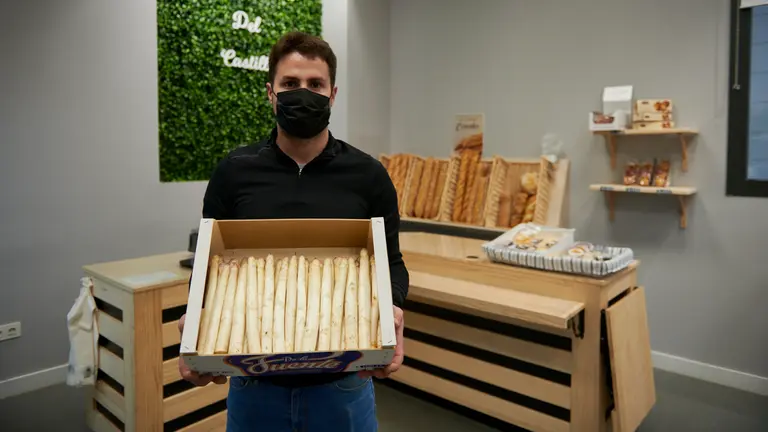 Los espárragos son el producto estrella de la frutería que regenta Javier Elarre. IRANZU LARRASOAÑA