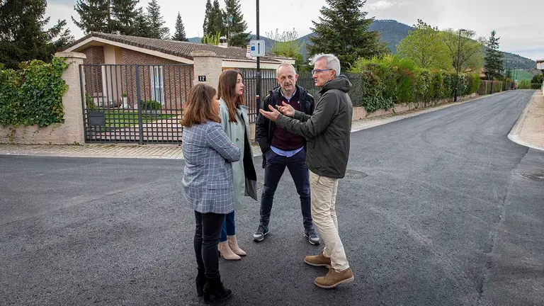 Con motivo de la finalización de las obras de renovación de redes en Elcano - 1ª fase, el presidente de la MCP, David Campión y la alcaldesa del Valle de Egüés, Amaya Larraya, han visitado la zona.CEDIDA