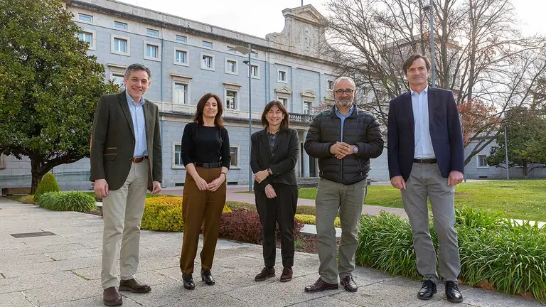 Los investigadores del proyecto RRSSalud de la Universidad de Navarra: de izquierda a derecha, Ramón Salaverría, Mari Carmen Erviti, Pilar Martínez-Costa, Nacho López-Goñi y Bienvenido León. CEDIDA