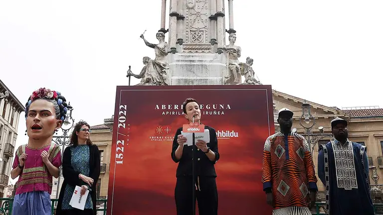 GRAFCAV4449. PAMPLONA, 08/04/2022.- EH Bildu espera que el Aberri Eguna que celebrará el 17 de abril "por la paz, la democracia y la soberanía" sea "el día de la unión", una jornada de encuentro, "mucho más que una manifestación" por las calles de Pamplona,  después de dos años de parón por la pandemia.El paseo de Sarasate de Pamplona, junto a la estatua a los Fueros, ha sido el lugar elegido para presentar los actos previstos en una rueda de prensa en la que han intervenido Bel Pozueta (c) diputada por EH Bildu en el Congreso de los Diputados y Garbiñe Bueno (2i), concejala de EH Bildu en Pamplona.  EFE/ Jesús Diges
