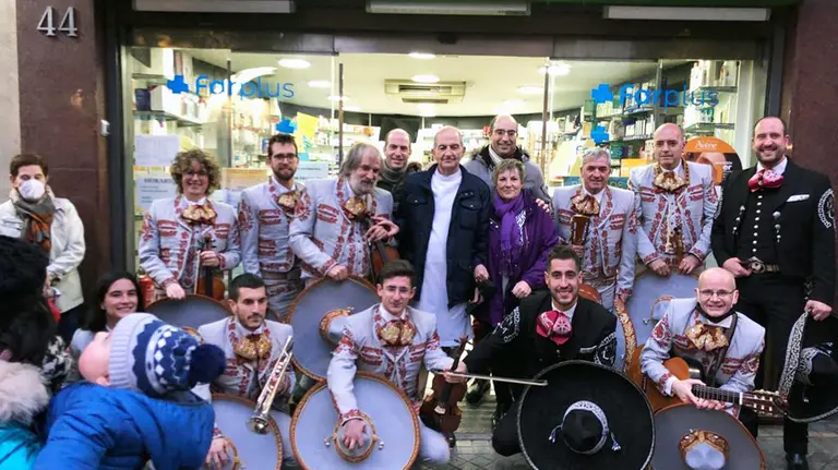 Los Tenampas posando en la farmacia Borda de Pamplona. Cedida.