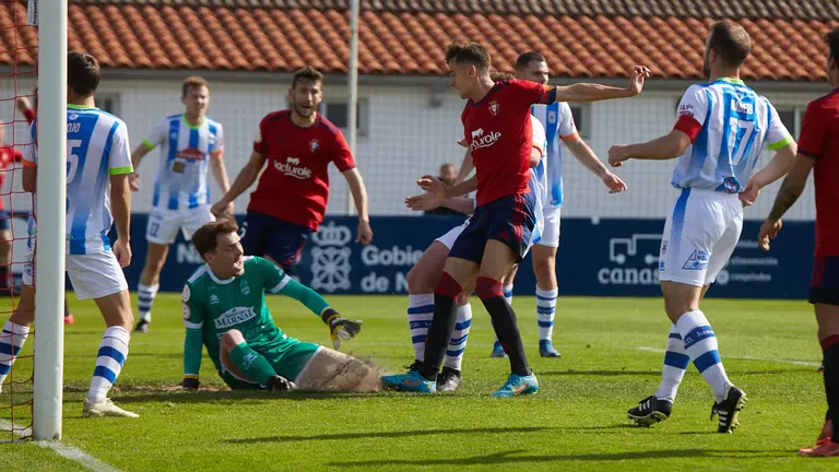 Partido correspondiente a la jornada 30 del Grupo II de Segunda RFEF entre Osasuna Promesas y Náxara disputado en las instalaciones de Tajonar. IÑIGO ALZUGARAY