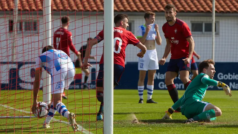 Partido correspondiente a la jornada 30 del Grupo II de Segunda RFEF entre Osasuna Promesas y Náxara disputado en las instalaciones de Tajonar. IÑIGO ALZUGARAY