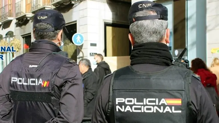 Dos agentes de la Policía Nacional, durante una patrulla. ARCHIVO