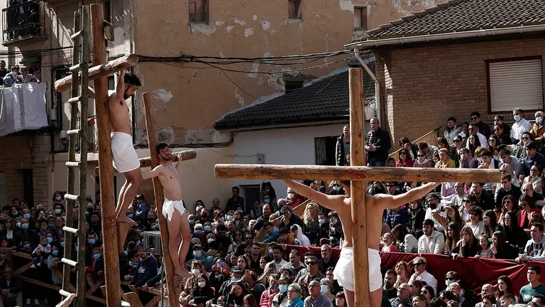 Tras dos años de suspension por el COVID, la localidad navarra de Andosilla ha revivido este Viernes Santo la Pasión de Cristo con la puesta en escena del Vía Crucis bíblico, un acto que cumple treinta años y que cada año concita a numerosos visitantes alrededor de los implicados vecinos. Son estos los que cada años asumen los papeles de Jesucristo, su madre la Virgen María, Pilatos o los ladrones que acompañaron a Jesús en la crucifixión, según el guión adaptado de la Pasión según San Juan que realizaron José Ramón Gurpegui y el entonces párroco de la localidad Javier Leoz en los años 90 del siglo pasado. EFE/ Jesús Diges