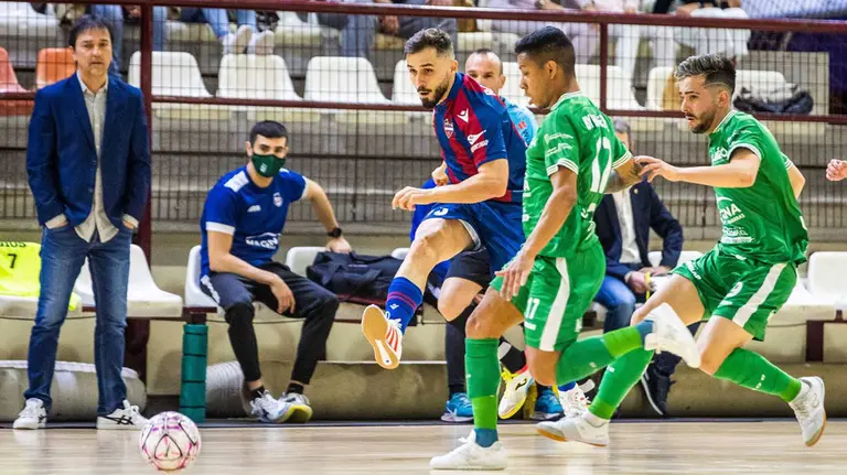 Rafa Usín lanza el balón sobre la portería de .@CDXOTA.
