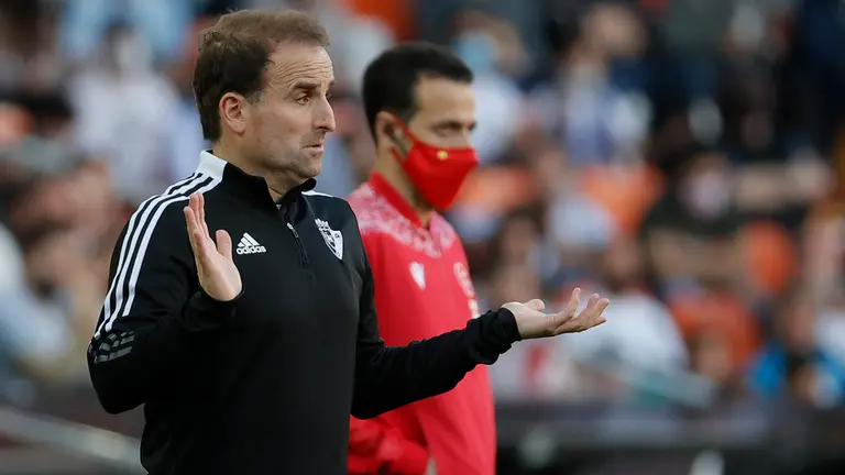 El entrenador de Osasuna, Jagoba Arrasate, durante el partido de la jornada 32 de LaLiga Santander que Valencia CF y Atlético Osasuna disputan este sábado en el estadio de Mestalla, en Valencia. EFE/Juan Carlos Cárdenas