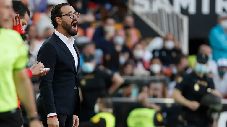 El entrenador del Valencia CF, José Bordalás , durante el partido de la jornada 32 de LaLiga Santander que Valencia CF y Atlético Osasuna disputan este sábado en el estadio de Mestalla, en Valencia. EFE/Juan Carlos Cárdenas