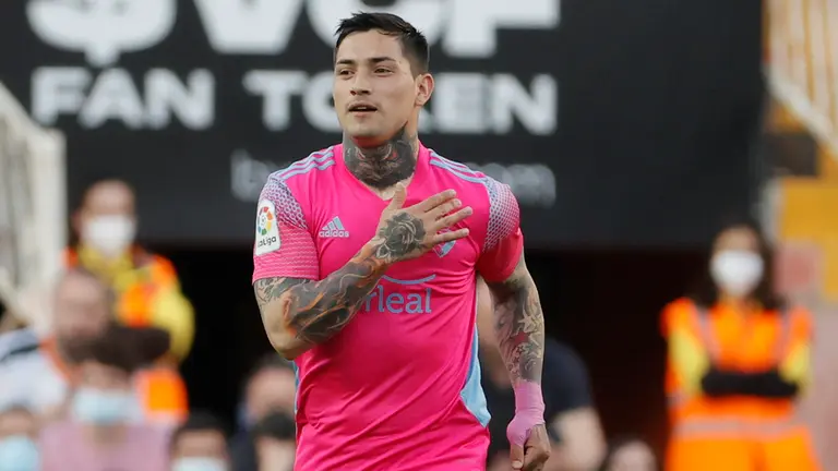 El delantero argentino de Osasuna, Ezequiel "Chimy" Ávila, celebra su gol durante el partido de la jornada 32 de LaLiga Santander que Valencia CF y Atlético Osasuna disputan este sábado en el estadio de Mestalla, en Valencia. EFE/Juan Carlos Cárdenas
