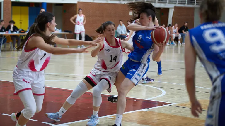 Partido de play-off la Liga Femenina Challenge entre Osés Construcción Ardoi y Raca Granada disputado en el polideportivo de Zizur Mayor. IÑIGO ALZUGARAY
