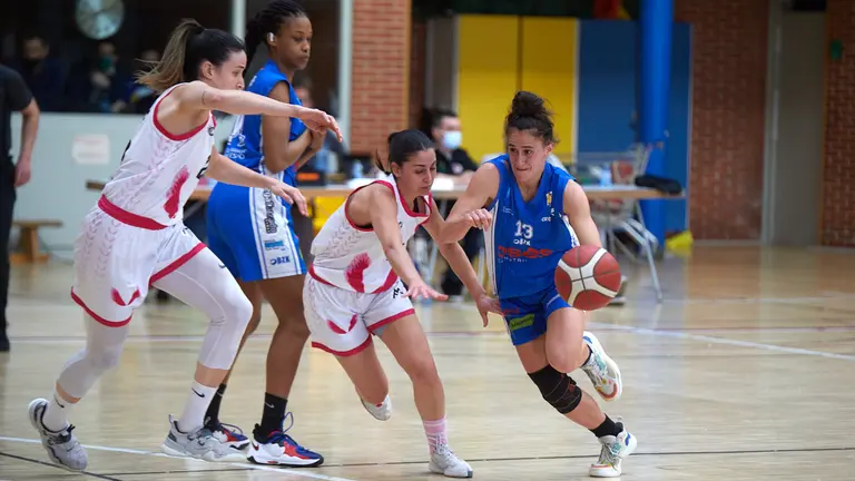 Partido de play-off la Liga Femenina Challenge entre Osés Construcción Ardoi y Raca Granada disputado en el polideportivo de Zizur Mayor. IÑIGO ALZUGARAY
