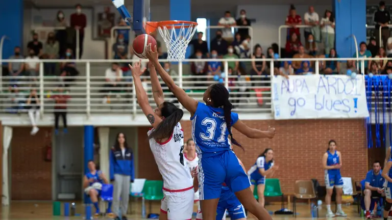 Partido de play-off la Liga Femenina Challenge entre Osés Construcción Ardoi y Raca Granada disputado en el polideportivo de Zizur Mayor. IÑIGO ALZUGARAY